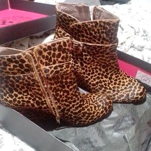 Vince camuto lepers print ankle boots never been worn! Size 91/2